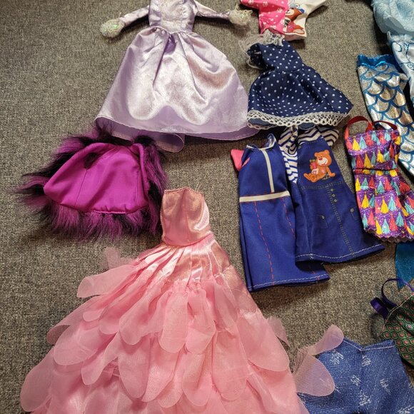 Assorted Barbie clothes. Dresses, outfits, mermaid - Picture 4 of 5